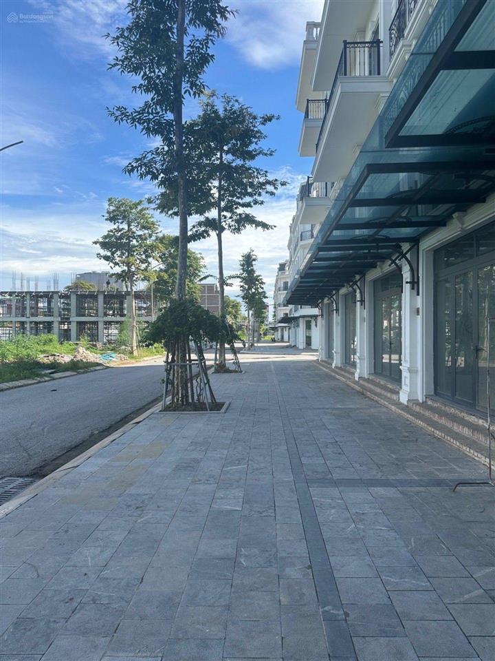 Căn nhà 3 mặt tiền kinh doanh các loại hình cực hiếm tại hoài đức 100m ra đường 32. 65/80m