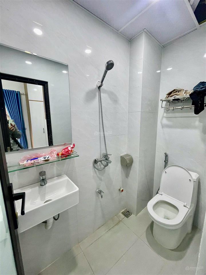 Cho thuê ccmn full đồ, có gác xép, 4 người ở, chỉ 4.9tr/th, tại 612 đê la thành, cách xe bus 100m