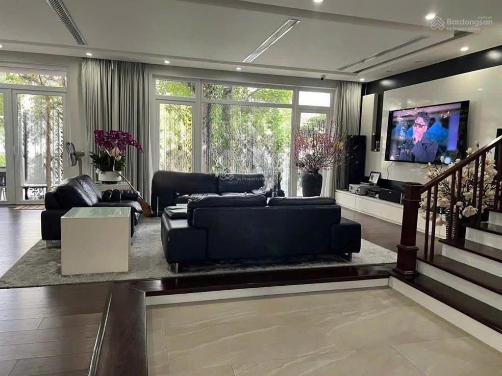 Chủ nhà gửi cho thuê căn song lập 250 vinhomes riverside full nội thất cao cấp, giá 45tr/tháng