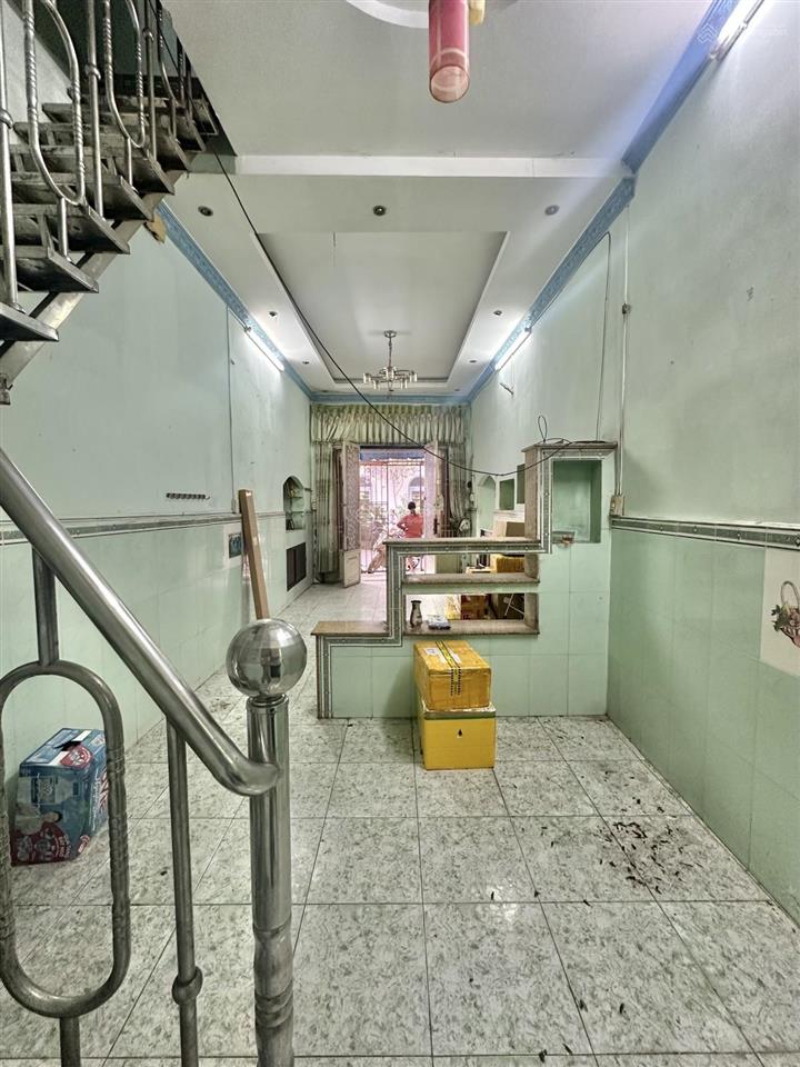 Chỉ 4 tỷ hơn sở hữu được căn nhà hxh tránh nhau, 2 tầng, 2pn, chỉ cần sơn phết là có ngay nhà mới