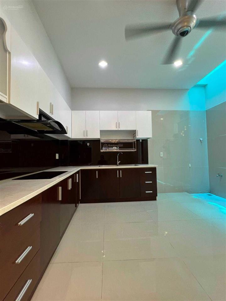 Cho thuê nhà mặt tiền 8a hoa lan phú nhuận