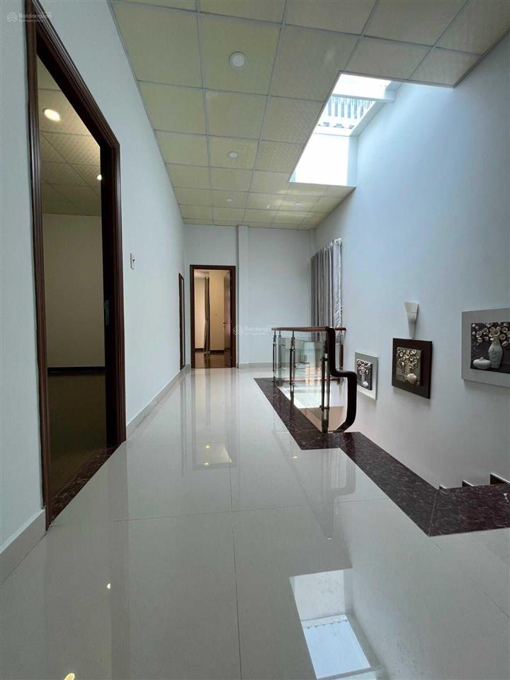 Cho thuê nhà mặt tiền 8a hoa lan phú nhuận