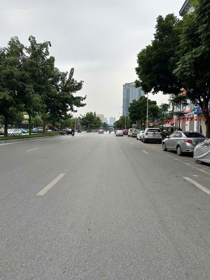 Giá đầu tư! chính chủ bán đất  mặt phố nguyễn văn huyên  110m²  mặt tiền 9m  tặng gpxd 8 tầng.