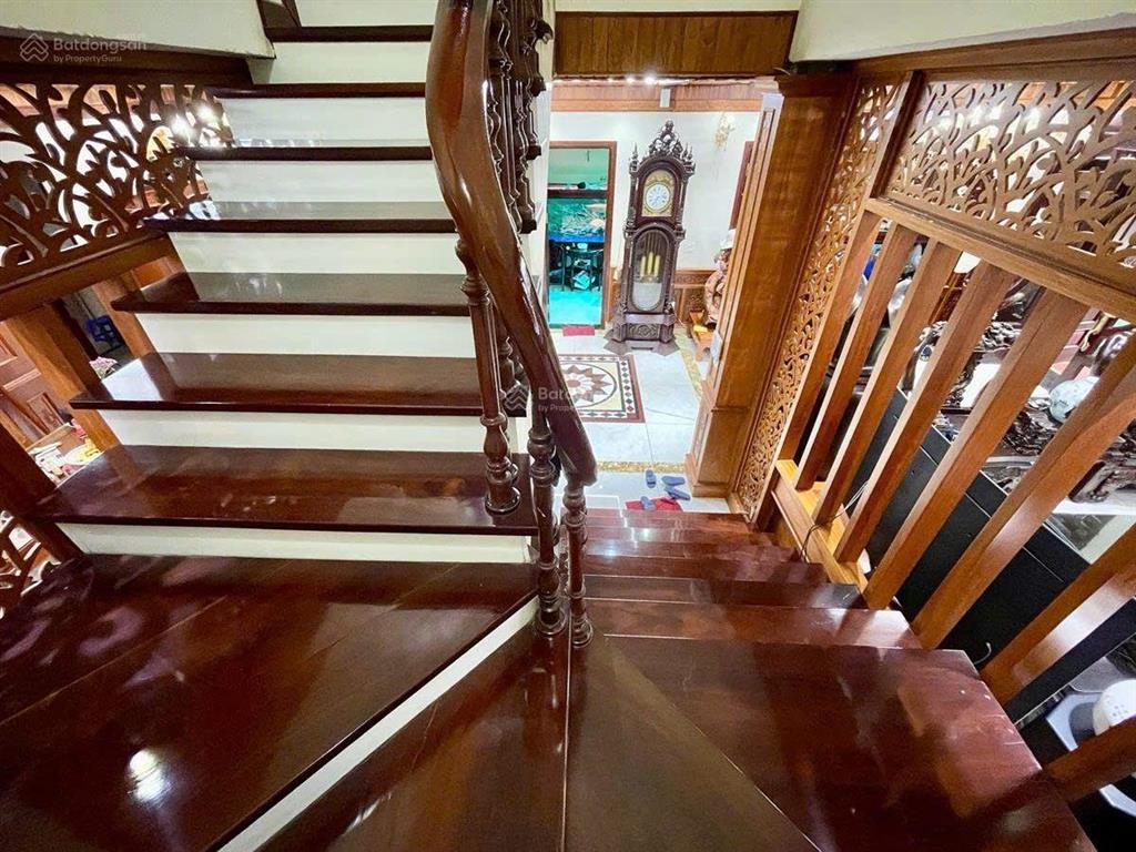 Giảm sốc 3 tỷ! nhà vip mặt ngõ hoàng quốc việt, ô tô tránh, tm, tặng nt,126m*5t*mt 9m. giá 39.2 tỷ