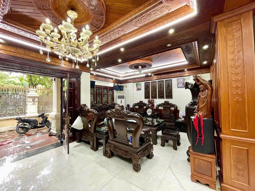 Giảm sốc 3 tỷ! nhà vip mặt ngõ hoàng quốc việt, ô tô tránh, tm, tặng nt,126m*5t*mt 9m. giá 39.2 tỷ