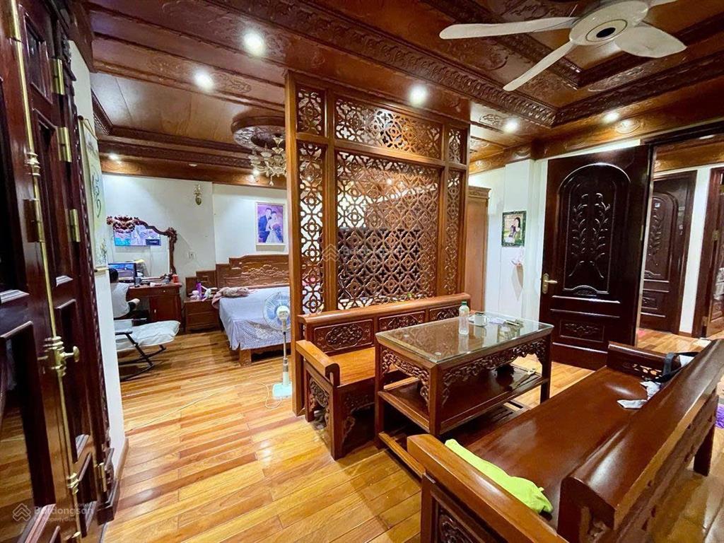 Giảm sốc 3 tỷ! nhà vip mặt ngõ hoàng quốc việt, ô tô tránh, tm, tặng nt,126m*5t*mt 9m. giá 39.2 tỷ