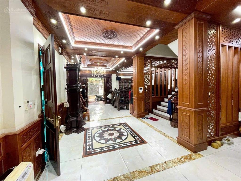Giảm sốc 3 tỷ! nhà vip mặt ngõ hoàng quốc việt, ô tô tránh, tm, tặng nt,126m*5t*mt 9m. giá 39.2 tỷ