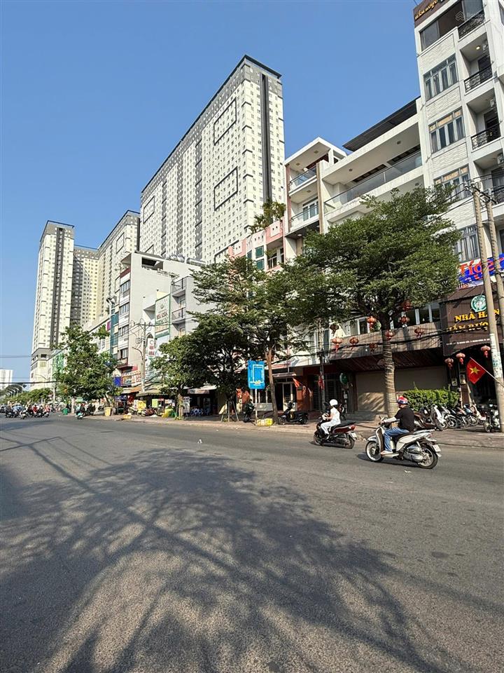 Nhà mặt tiền đường tạ quang bửu p4 q8. khu vực sầm uất nhất q8 cách aeon chỉ vài bước chân