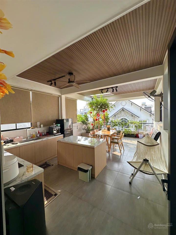 Nhà mặt tiền khu biệt thự, có thang máy, hồ cá koi. nội thất cao cấp, xe ô tô đậu trong nhà