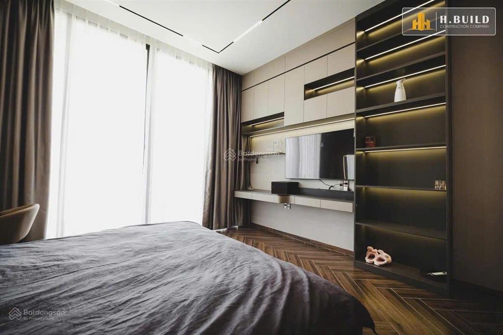 Nhà mặt tiền khu biệt thự, có thang máy, hồ cá koi. nội thất cao cấp, xe ô tô đậu trong nhà