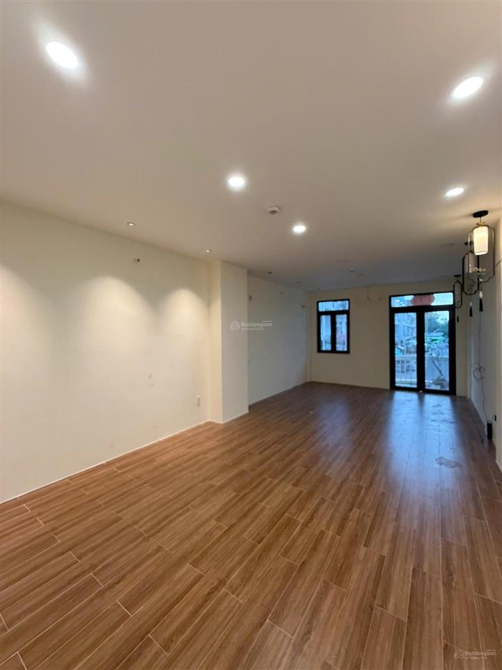 Bán nhà mới, vị trí kinh doanh đắc địa đối diện khu căn hộ sky view kết hợp với tuyến metro số 5