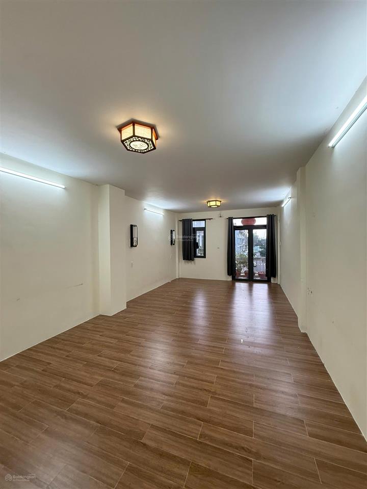 Bán nhà mới, vị trí kinh doanh đắc địa đối diện khu căn hộ sky view kết hợp với tuyến metro số 5