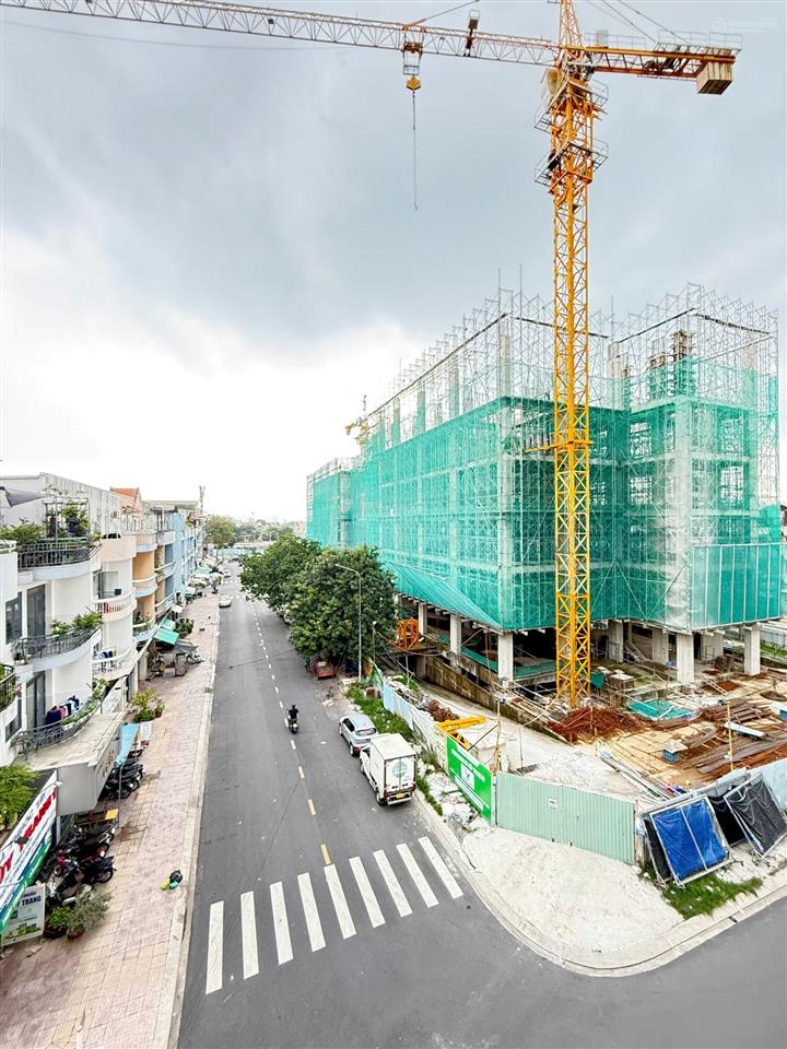 Bán nhà mới, vị trí kinh doanh đắc địa đối diện khu căn hộ sky view kết hợp với tuyến metro số 5