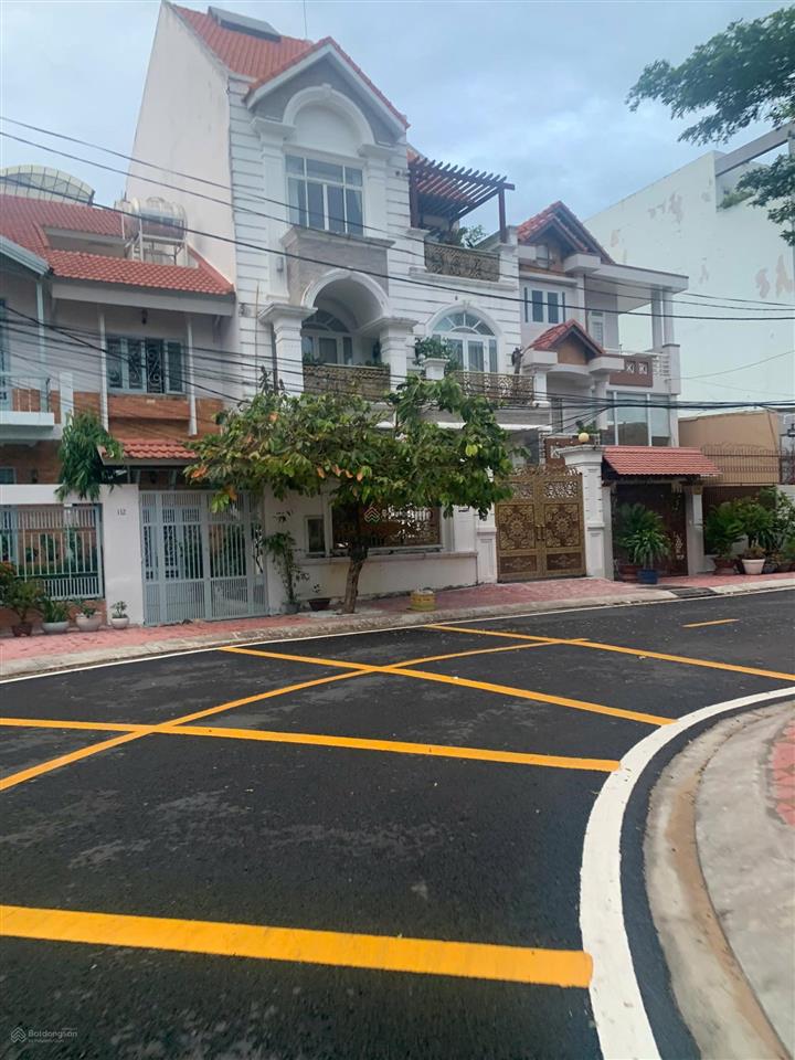 Biệt thự khu cao lỗ phường 4 quận 8. khu biệt thự an ninh, có công viên. dtsd 231.4m2