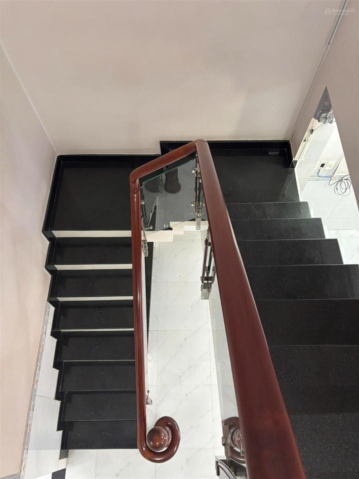 Căn góc gần mặt tiền đường và hẻm xe hơi, thoáng mát ko quy hoạch, diện tích 54m2. nhà mới shr