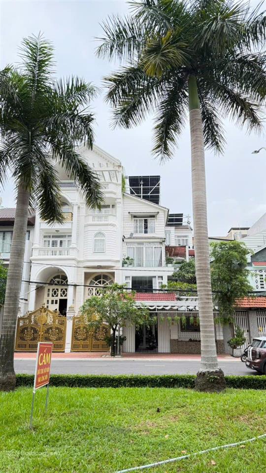 Biệt thự có hồ bơi sân vườn khu cao lỗ quận 8. gần tttm parc mall, nội thất cao cấp