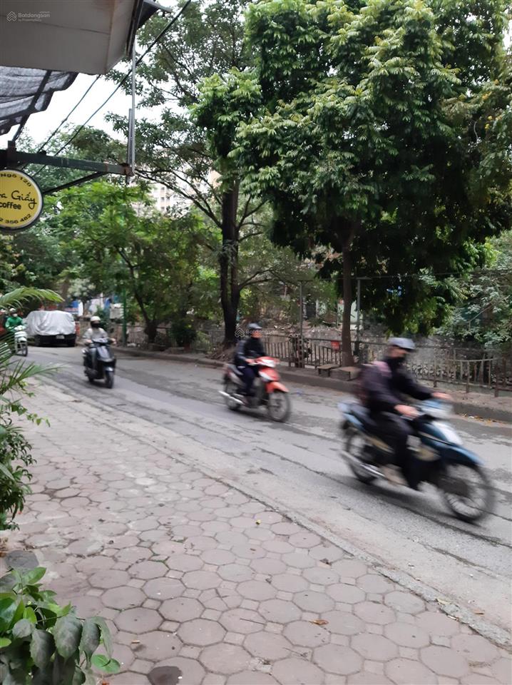 Nhà đất chính chủ mặt đường khu phương mai  kim liên, lô góc, mặt tiền lớn, vỉa hè 2 bên.