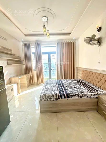 Phòng 4tr5 ban công lầu 1. nội thất giường, nệm, tủ quần áo, kệ, bàn, quạt, máy lạnh, tủ lạnh.