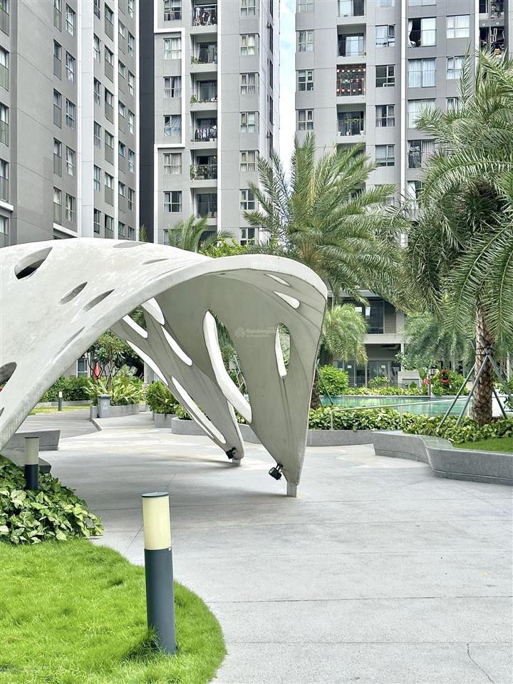 Bán căn 59m2 view hồ bơi block c + full nội thất + giá 2.850 tỷ (102%) sổ hồng sẵn + tầng đẹp