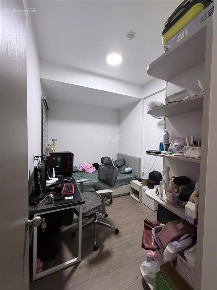 Bán căn 59m2 view hồ bơi block c + full nội thất + giá 2.850 tỷ (102%) sổ hồng sẵn + tầng đẹp