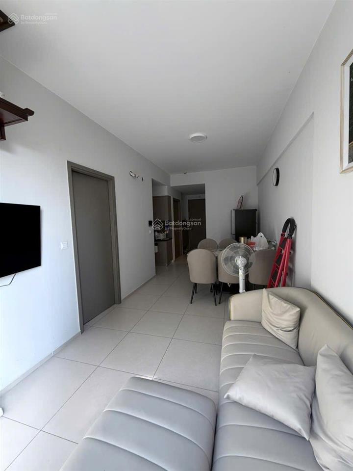 Bán căn 59m2 view hồ bơi block c + full nội thất + giá 2.850 tỷ (102%) sổ hồng sẵn + tầng đẹp
