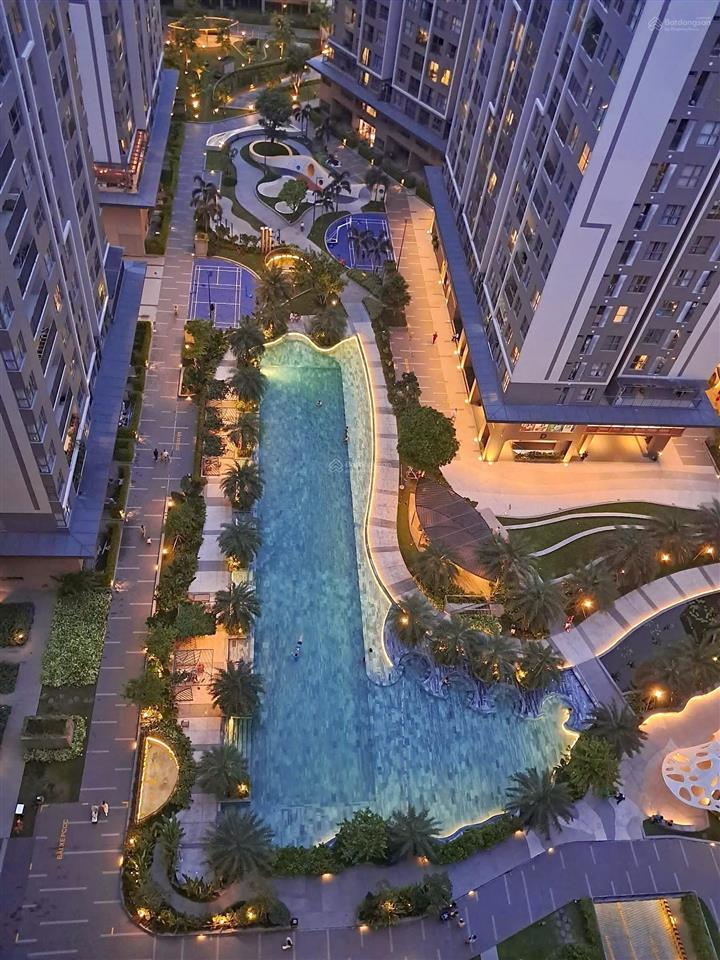 Bán nhanh căn 59m2 view trực diện hồ bơi lớn b1, giá 2,7 tỷ (102%) sổ hồng sẵn