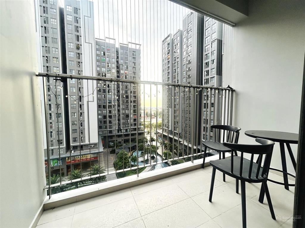Bán căn 85m2 view hồ bơi + full nội thất + giá 3,950 tỷ (102%) sổ hồng sẵn + tầng đẹp