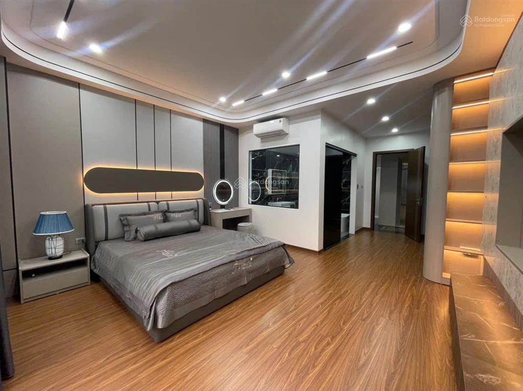 Ở ngay nhà ngọc khánh, gara, ô tô tránh, hàng xóm vin giảng võ, 6t thang máy, nội thất đẳng cấp.