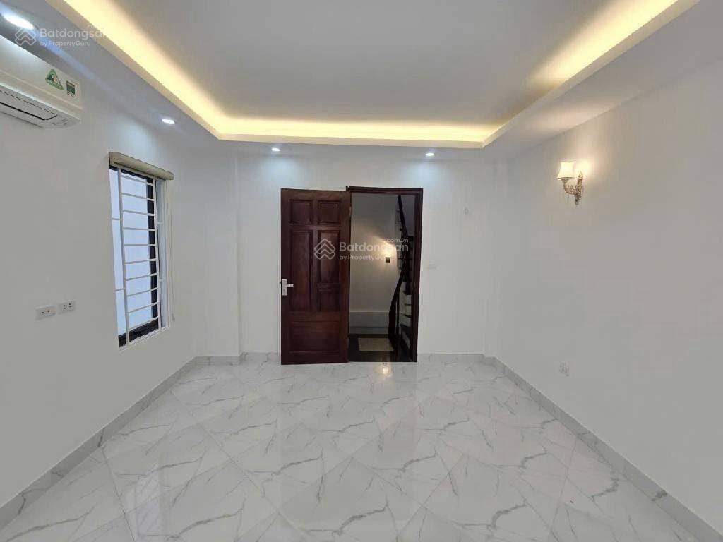 Nhà mới cứng 32m 5 tầng  mặt ngõ bằng b  linh đàm  tiện tích  gần chợ trường  10m ôtô tránh