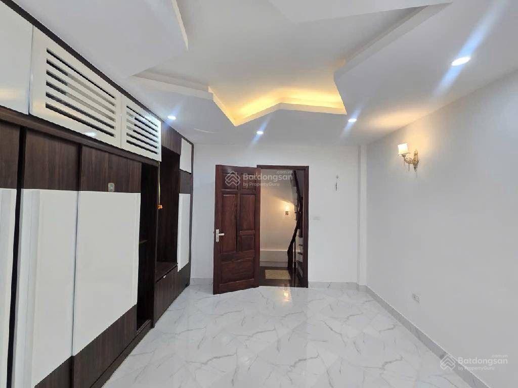Nhà mới cứng 32m 5 tầng  mặt ngõ bằng b  linh đàm  tiện tích  gần chợ trường  10m ôtô tránh