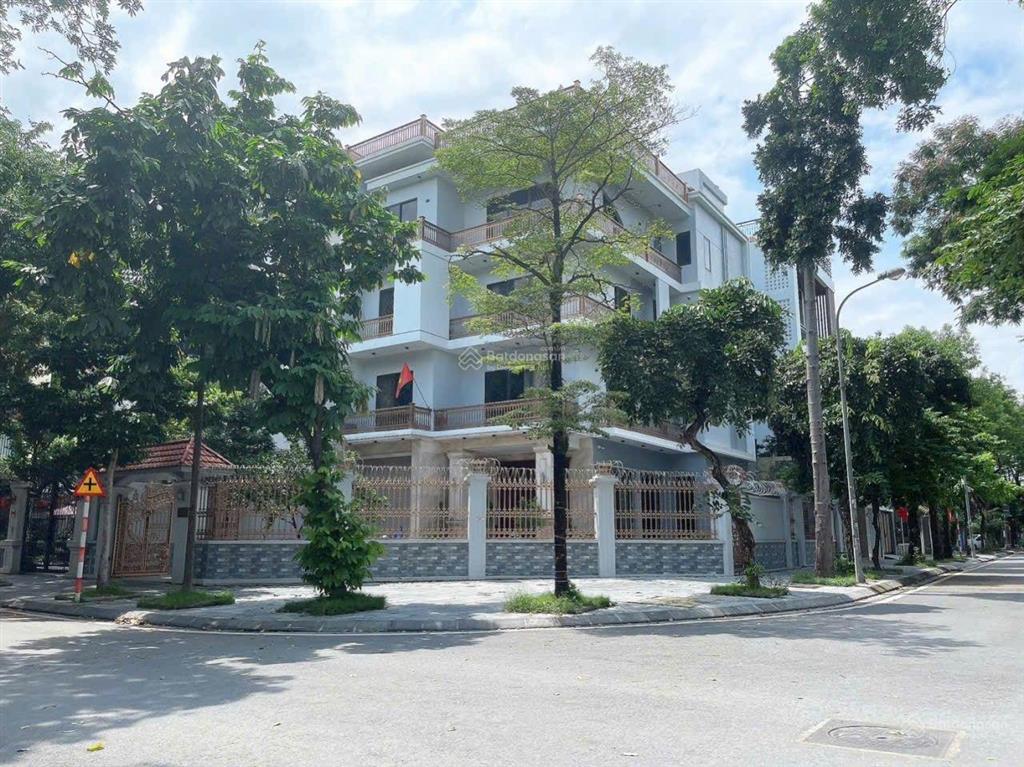 Biệt thự đơn lập 360m2 5 tầng kinh doanh  đường to 40m hơn phố  đẹp nhất khu vực  vỉa hè rộng