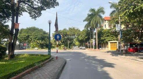 Bán biệt thự 352m2 rộng rãi  ngõ to hơn phố  đẹp nhất khu vực  vỉa hè rộng  kinh doanh quá đỉnh