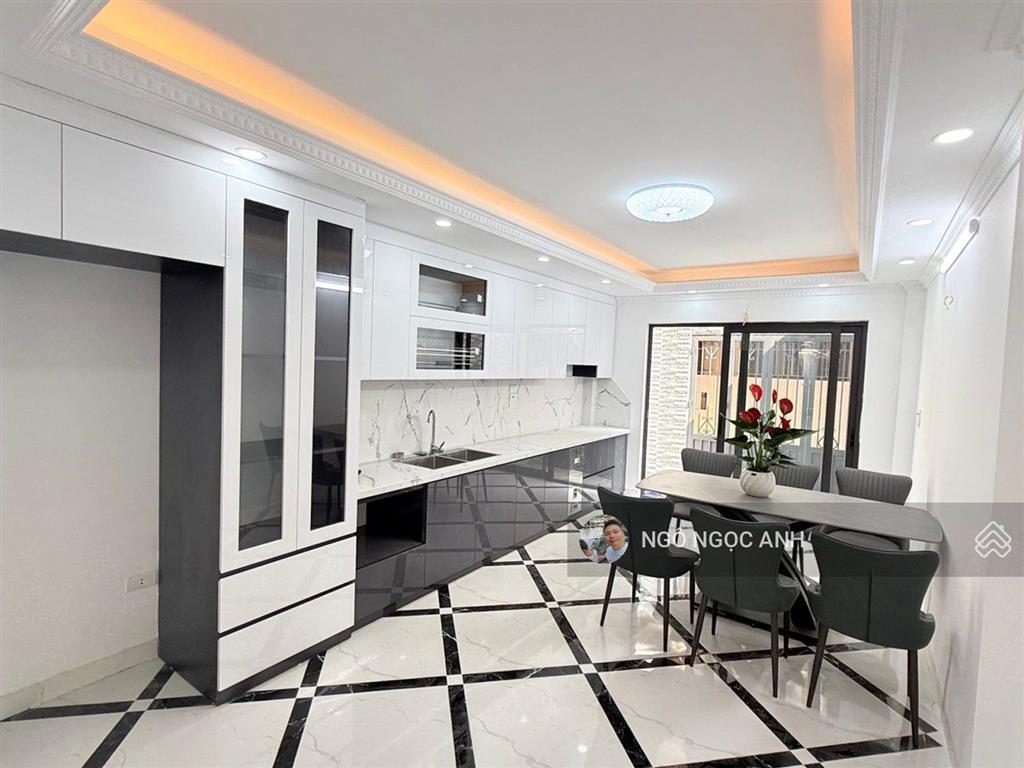 Nhà đẹp ở luôn  2 sân thoáng trước sau  khu vực hiếm  nhà bán oto đỗ cửa  58m 5 tầng mới cứng