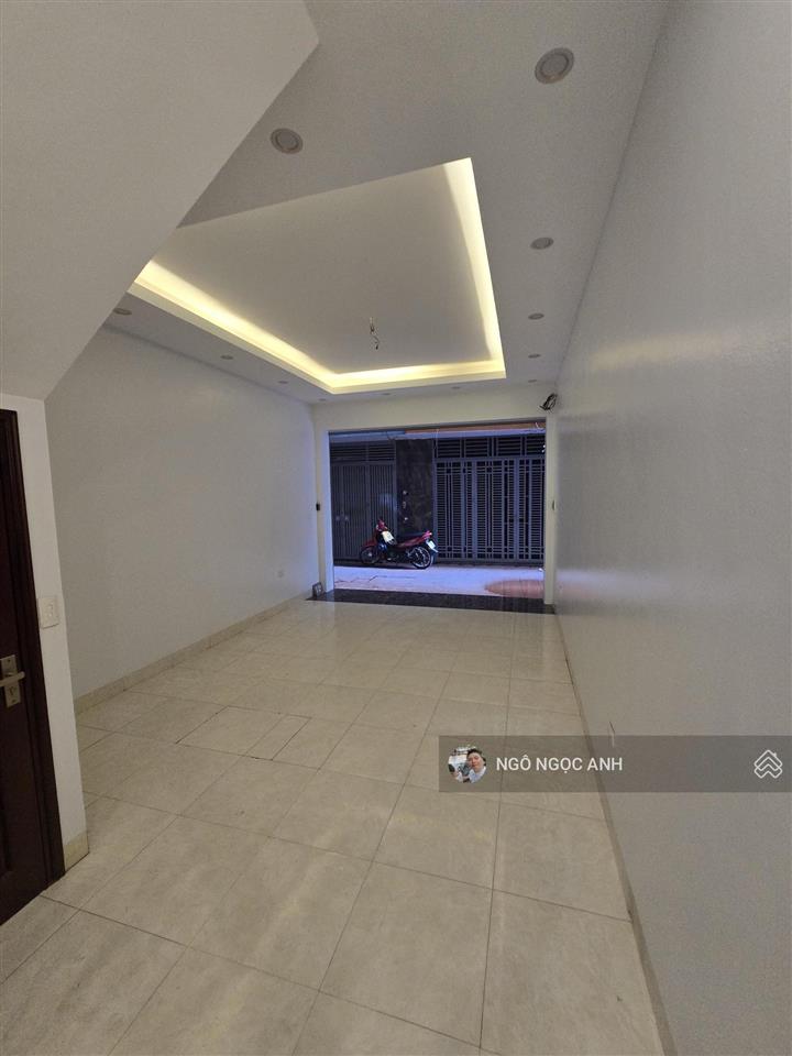 Chính chủ gửi bán nhà phường hoàng liệt  hàng kín 50m 5 tầng ô tô vào nhà  gần phố  chợ trường