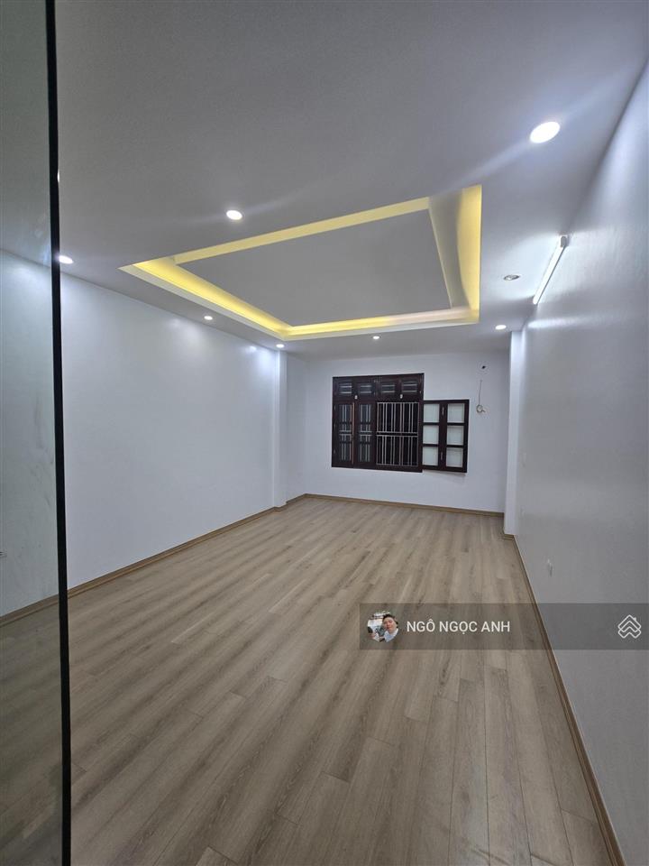 Chính chủ gửi bán nhà phường hoàng liệt  hàng kín 50m 5 tầng ô tô vào nhà  gần phố  chợ trường
