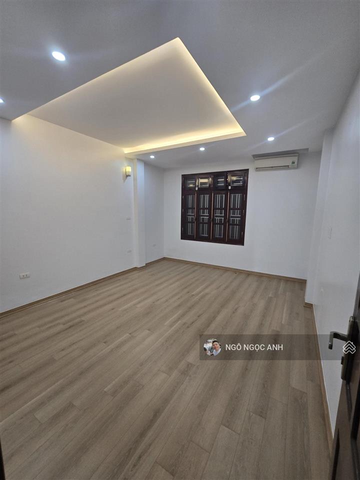 Chính chủ gửi bán nhà phường hoàng liệt  hàng kín 50m 5 tầng ô tô vào nhà  gần phố  chợ trường