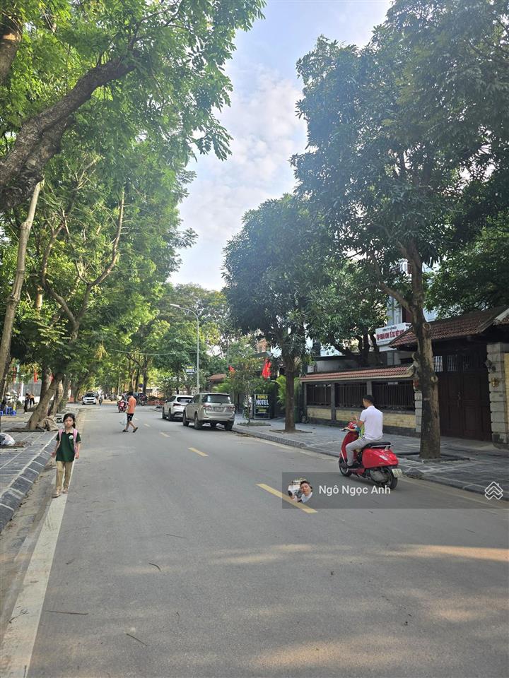Biệt thự đơn lập 360m2 5 tầng kinh doanh  đường to 40m hơn phố  đẹp khu vực  vỉa hè rộng
