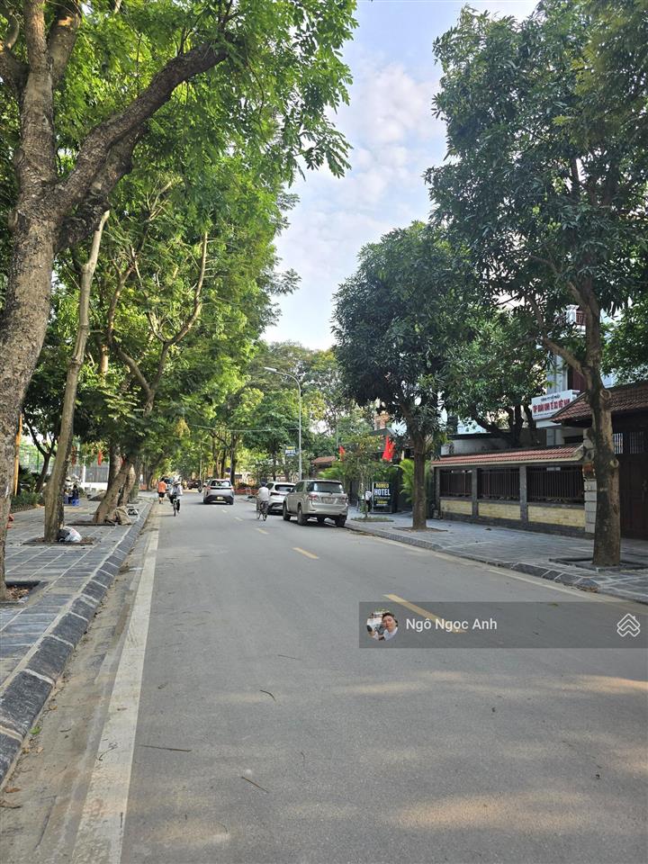 Biệt thự đơn lập 360m2 5 tầng kinh doanh  đường to 40m hơn phố  đẹp khu vực  vỉa hè rộng