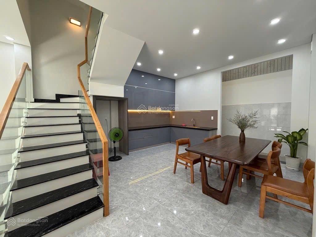 Bán nhà 3 tầng mới xây xong 5m x 12m mới dọn ở ngay. gần ngay galyxy nguyễn văn quá giáp gò vấp