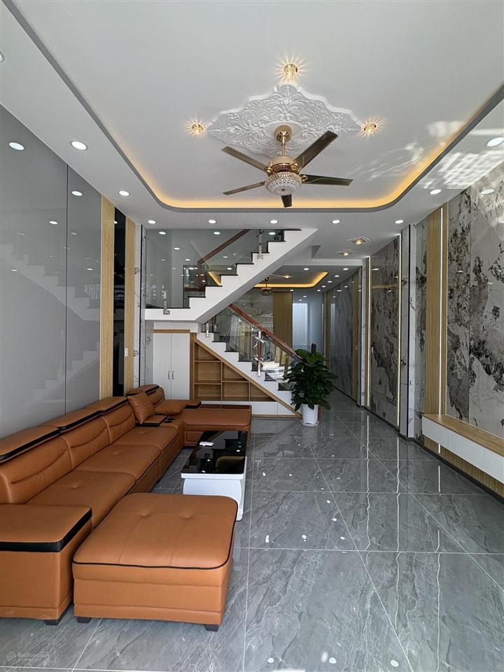 Bán nhà mới xây dựng gần vinhomes hóc môn . đường ô tô chạy tới nhà. 4pn  3wc, sổ hoàn công đầy đủ