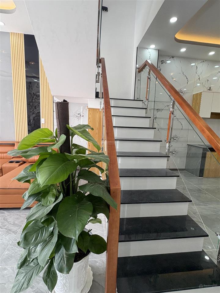 Bán nhà mới xây dựng gần vinhomes hóc môn . đường ô tô chạy tới nhà. 4pn  3wc, sổ hoàn công đầy đủ