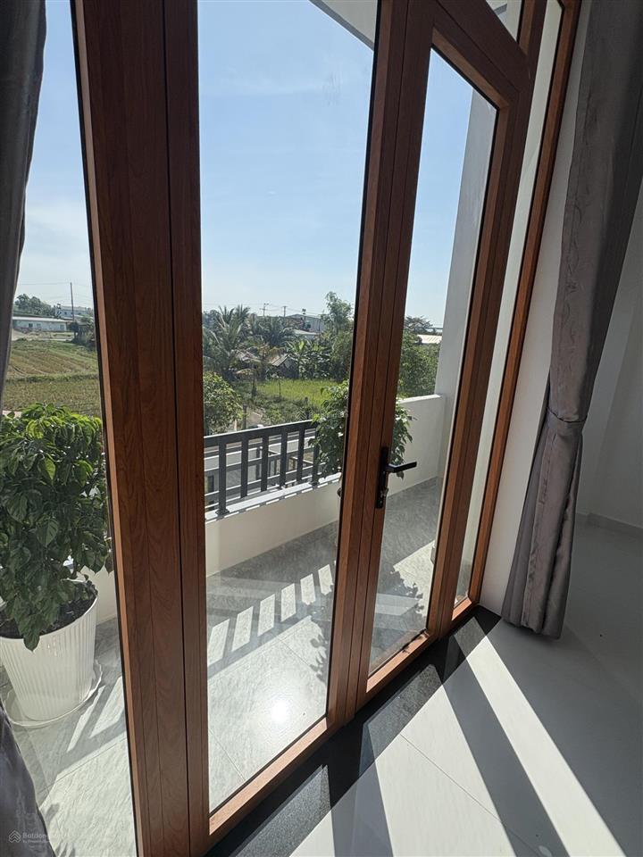 Bán nhà mới xây dựng gần vinhomes hóc môn . đường ô tô chạy tới nhà. 4pn  3wc, sổ hoàn công đầy đủ