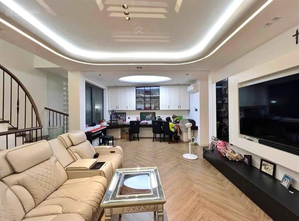 Định cư bán gấp  biệt thự mặt tiền phú nhuận  hoàng văn thụ (6.5x15m) kèm nội thất cc