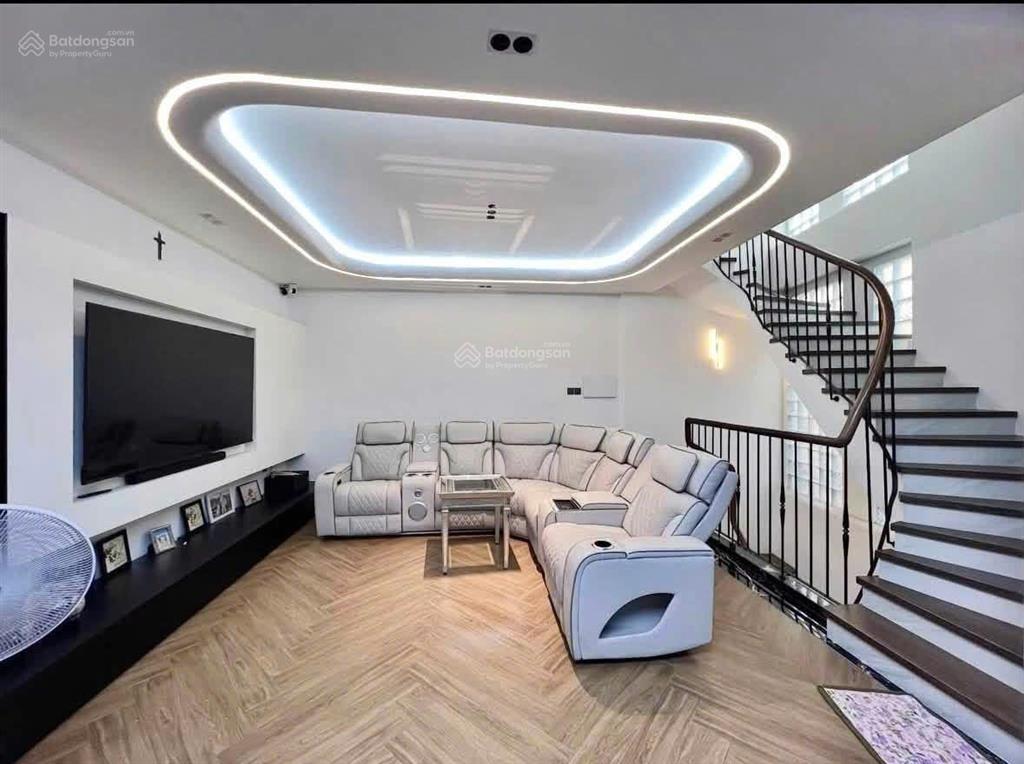 Định cư bán gấp  biệt thự mặt tiền phú nhuận  hoàng văn thụ (6.5x15m) kèm nội thất cc