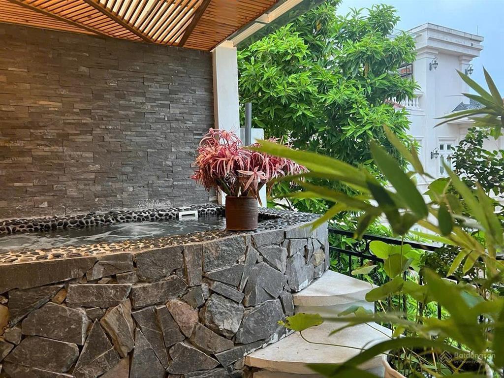 Bán biệt thự ciputra giá tốt 180m2, mt 9m, 4 tầng, đường 30m vỉa hè rộng, nội thất mới đẹp, ở luôn