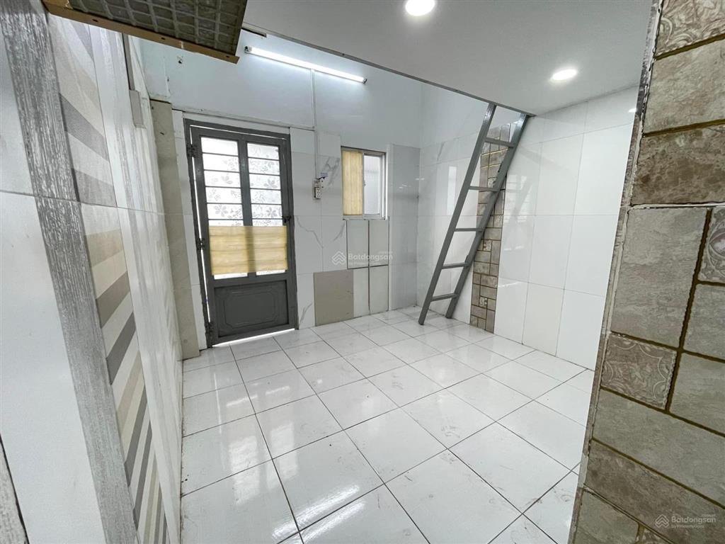 Trọ gác cao 2 mét gần vòng xoay phú lâm có chi phí rẻ