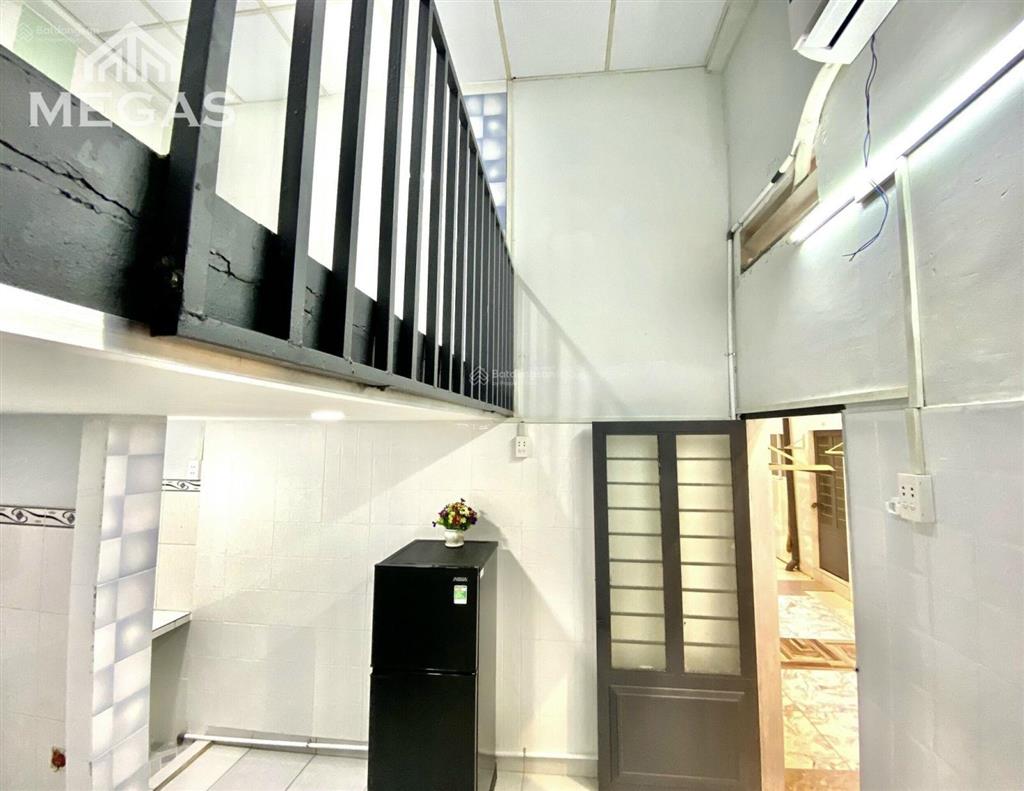  phòng trọ gác cao 2 mét, phòng trống, dịch vụ đầy đủ, gần bà hom ngay tỉnh lộ 10