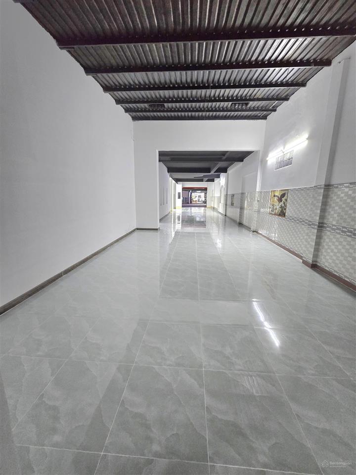 Chủ nhà cho thuê nhà mt cách mạng tháng 8, có điện 3 pha, dt 8x50m, xd 8x21m, 2 lầu, gần coopmart