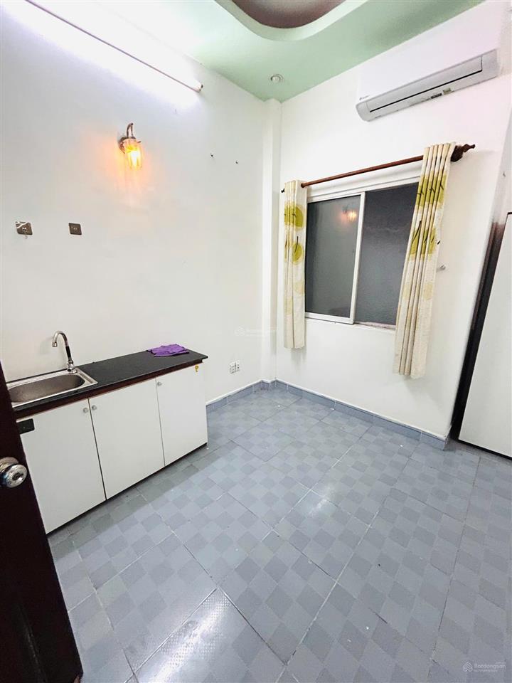 Phòng cửa sổ trời, gần emart phan huy ích và cđ fpt