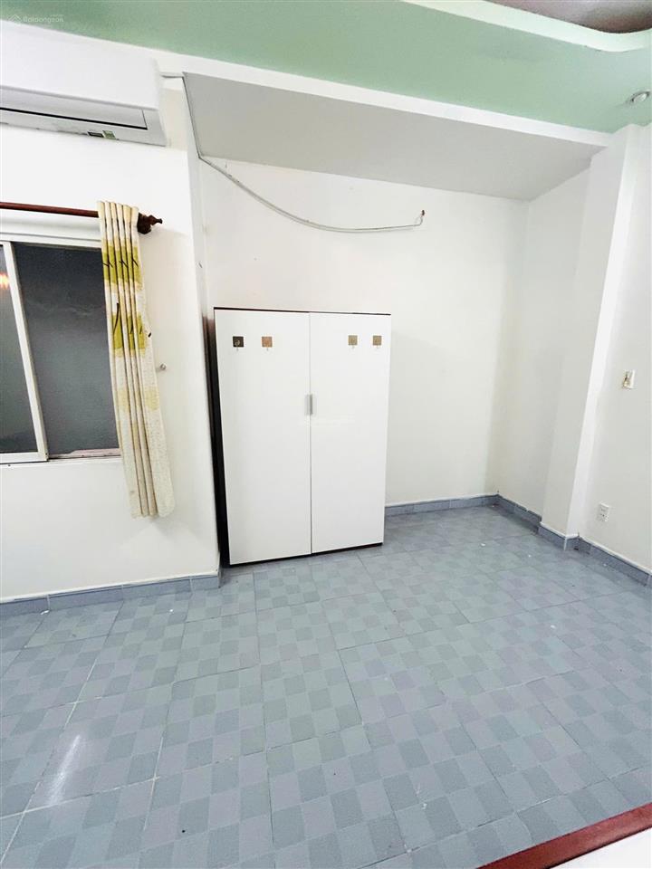 Phòng cửa sổ trời, gần emart phan huy ích và cđ fpt